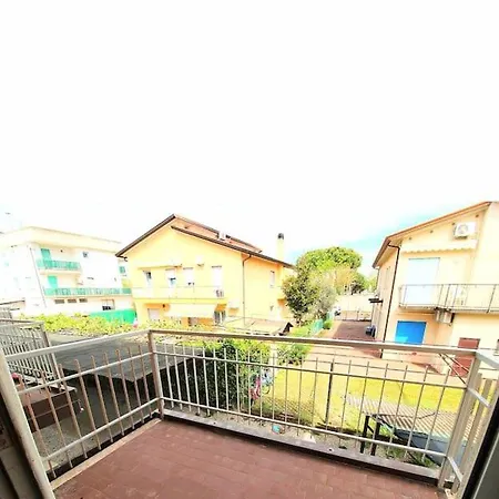 Appartamento Rosso - Over The Rainbow Apartments - Lido Di Jesolo -4 Posti Letto Exterior photo